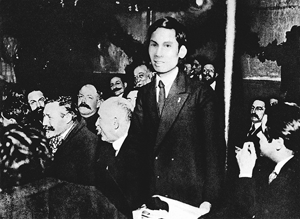 Nguyễn Ái Quốc phát biểu tại Đại hội toàn quốc Đảng Xã hội Pháp ở thành phố Tours, năm 1920_Ảnh: Tư liệu