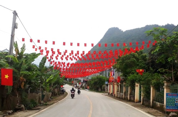 Đường vào xóm Hòa Mục, xã Trường Hà (Hà Quảng) rực rỡ cờ hoa trong các ngày lễ, hội.