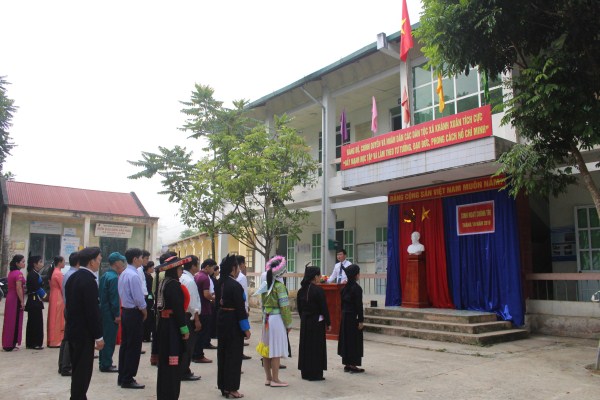 Chào cờ, sinh hoạt tư tưởng đầu tuần theo Chỉ thị số 05 được các tổ chức Đảng từ huyện đến các xã, thị trấn huyện Bảo Lạc triển khai thường xuyên.