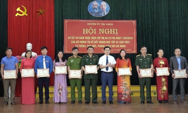 Lãnh đạo huyện Hạ Lang khen thưởng các cá nhân, tập thể điển hình tiên tiến trong học tập và làm theo tư tưởng, đạo đức, phong cách Hồ Chí Minh giai đoạn 2016 - 2021.