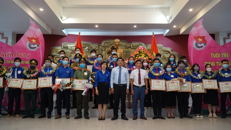 Tỉnh Đoàn Thừa Thiên Huế trao bằng khen cho 12 tập thể và 21 cá nhân có thành tích xuất sắc trong việc học tập và làm theo lời Bác giai đoạn 2016 – 2021. Ảnh: Thuỳ Trang