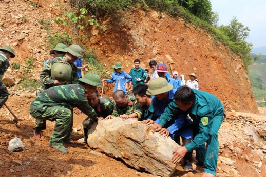 Cán bộ, chiến sĩ lực lượng vũ trang tỉnh làm đường nông thôn tại xã Hoa Thám (Nguyên Bình).