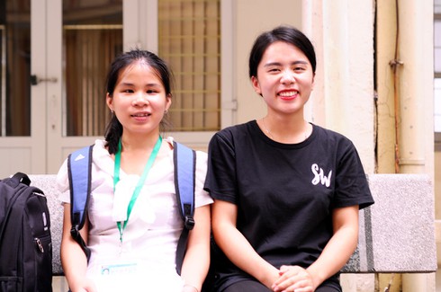 (trái) Nông Thị Dung (SN 1995, xã Sóc Hà, huyện Hà quảng, tỉnh Cao Bằng) - 1 trong 50 gương thanh niên khuyết tật được tuyên dương trong chương trình “Tỏa sáng nghị lực Việt” năm 2021.