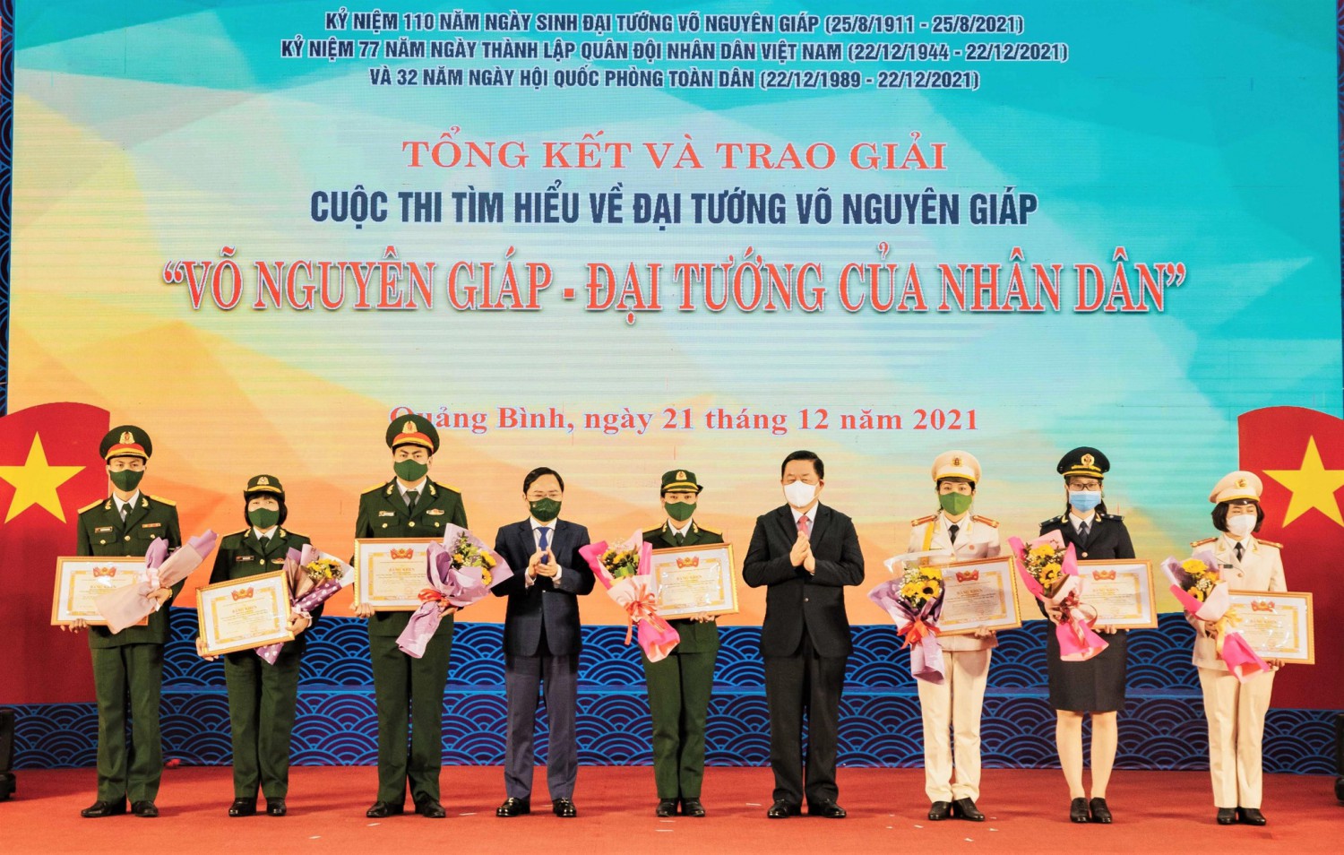 Đồng chí Bế Minh Thư (đứng ngoài cùng bên phải) – đại diện Nhóm tác giả Tuổi trẻ Cao Bằng nhận giải A.