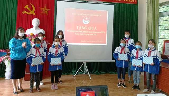 Tặng quà cho các em học sinh Liên đội trường TH & THCS Hồng Việt.