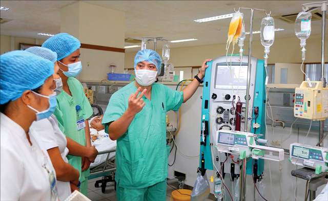 BS Nguyễn Viết Quang Hiển tham gia điều trị tại Trung tâm Hồi sức tích cực tỉnh Bắc Giang.