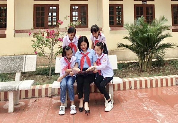 Cô Lê Na hướng dẫn học sinh ôn tập.