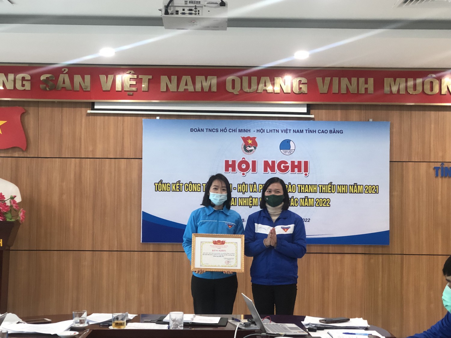 Chị Hoàng Hồng Diệu – Tỉnh uỷ viên, Bí thư Tỉnh Đoàn, Chủ tịch Hội LHTN Việt Nam tỉnh trao bằng khen cho cá nhân có thành tích xuất sắc trong công tác Hội và phong trào thanh niên năm 2021.