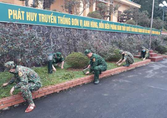 Đoàn viên thanh niên BCH Biên phòng tỉnh vệ sinh khuôn viên tại trụ sở.