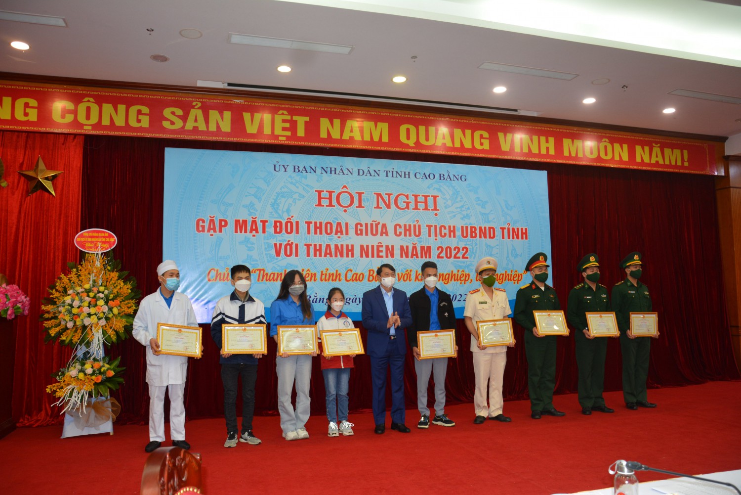 Đồng chí Hoàng Xuân Ánh - Chủ tịch UBND tỉnh trao bằng khen cho 10 Công dân trẻ năm 2021