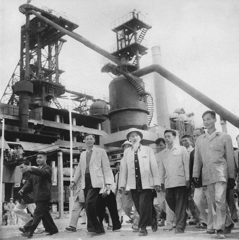 Chủ tịch Hồ Chí Minh thăm khu công nghiệp Liên hợp gang thép Thái Nguyên nhân dịp lò cao số 1 ra mẻ gang đầu tiên, ngày 1-1-1964. Ảnh tư liệu