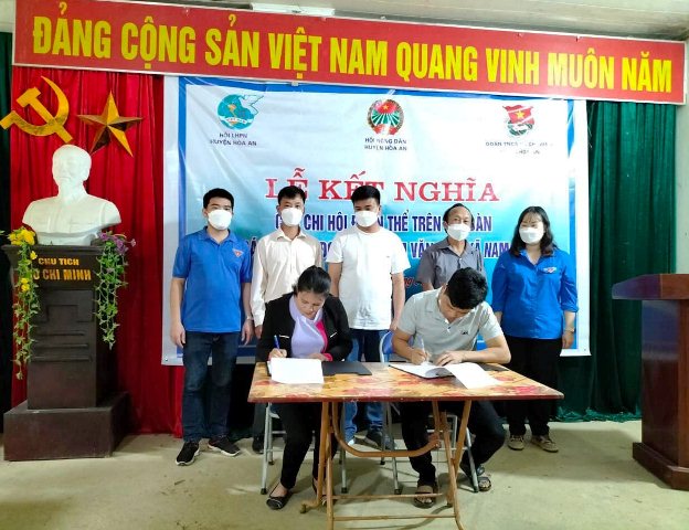 Lễ kết nghĩa 02 chi đoàn xóm Văn Thụ và xóm Nà Diểu, xã Nam Tuấn, huyện Hòa An.
