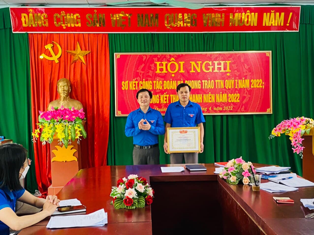 Đồng chí Nông Vĩnh Nam Bí thư Huyện Đoàn trao bằng khen của trung ương Hội LHTN Việt Nam cho cá nhân có thành tích xuất sắc trong Tháng Thanh niên năm 2022
