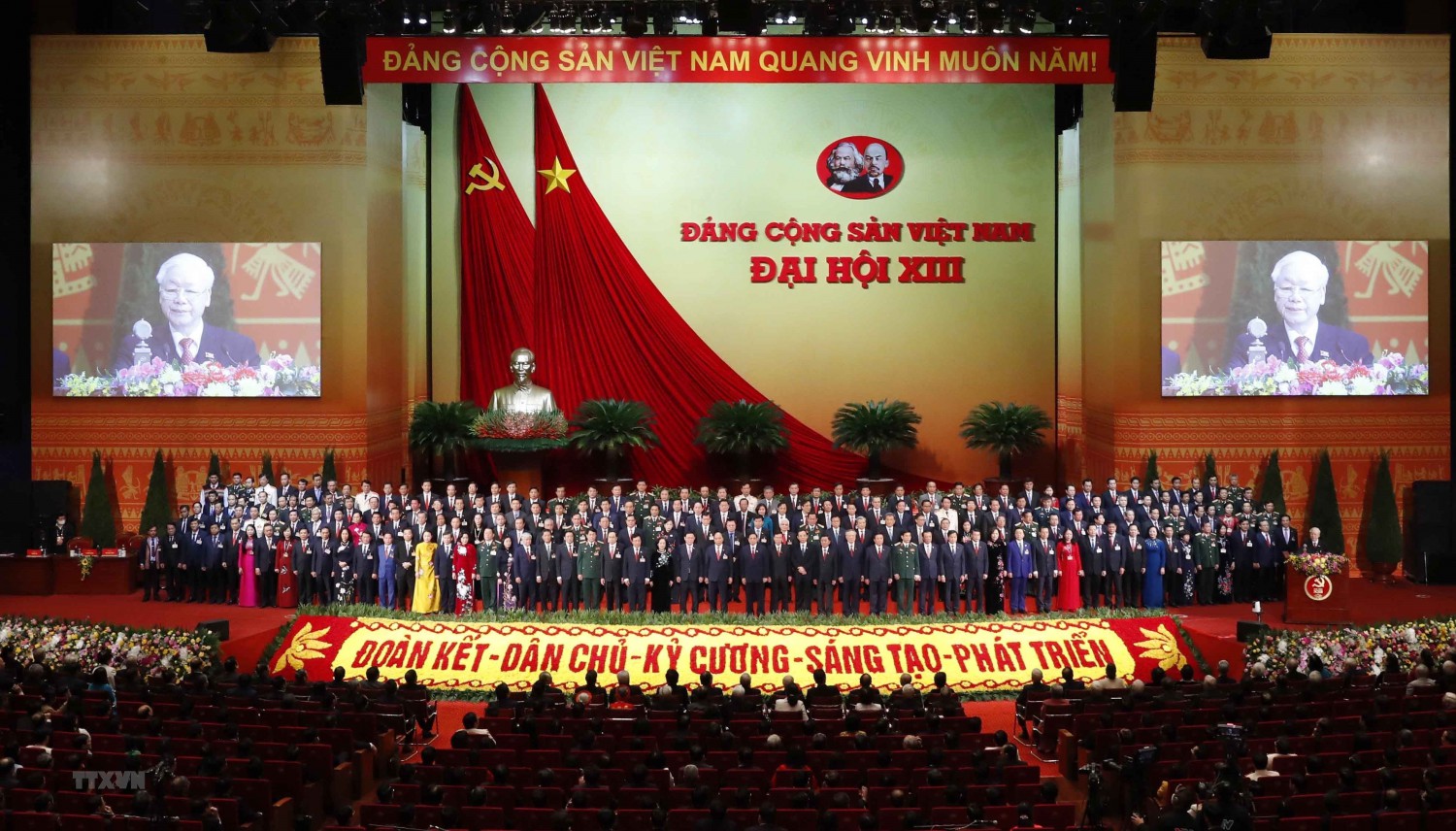 Ban Chấp hành Trung ương Đảng khoá XIII ra mắt Đại hội. (Nguồn: TTXVN)