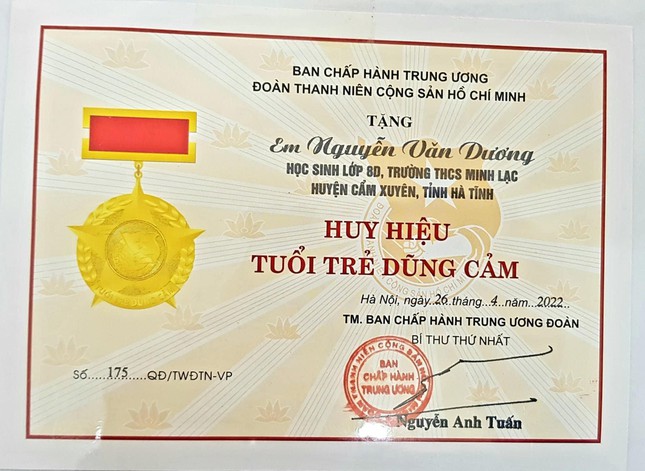 Huy hiệu tuổi trẻ dũng cảm của Trung Ương đoàn trao tặng cho em Nguyễn Văn Dương.