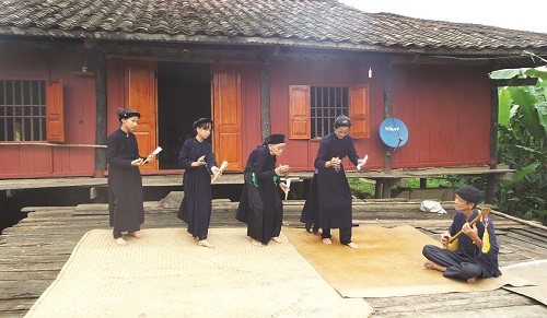Đội múa Chầu của cụ Đinh Thị Nhâm, xã Trọng Con (Thạch An) tập luyện múa Chầu.