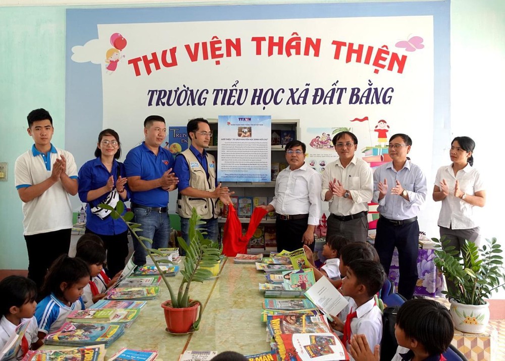 Fly To Sky phối hợp cùng nhiều đơn vị trao tặng “Tủ sách Đinh Hữu Dư” cho 4 điểm trường tiểu học khó khăn của huyện Krông Pa, tỉnh Gia Lai. Ảnh: NVCC