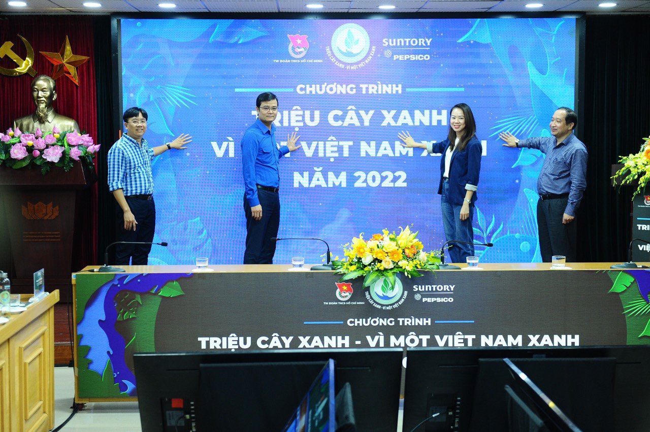 Các đồng chí đại biểu thực hiện nghi thức bấm nút khởi động chương trình "Triệu cây xanh - Vì một Việt Nam xanh" năm 2022.