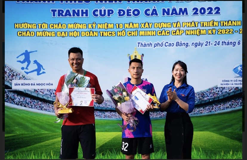 Đ/c Nguyễn Hồng Linh - Bí thư Thành Đoàn trao giải cho các đội bóng.
