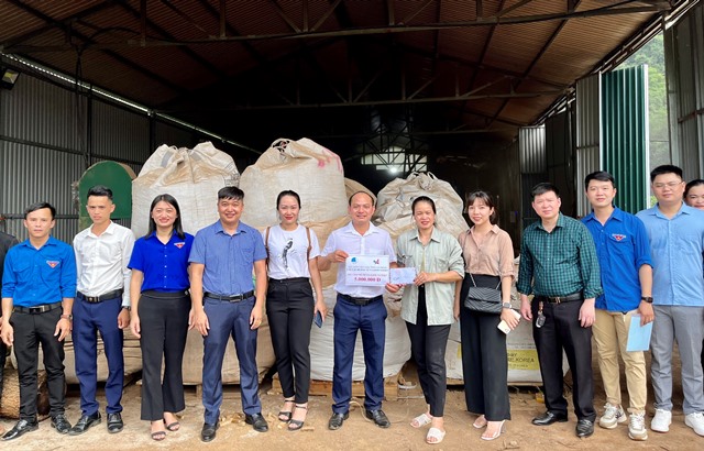 Trao kinh phí hỗ trợ cho hội viên Hoàng Thị Trang, xóm Đông Chiêu, xã Cách Linh, huyện Quảng Hòa.
