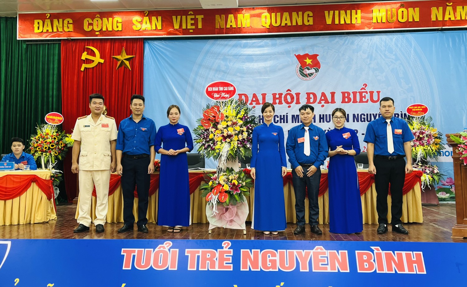 BCH Đoàn tỉnh Cao Bằng tặng hoa chúc mừng Đại hội