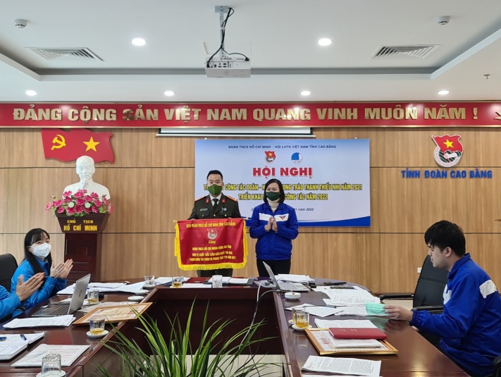 Đồng chí Hoàng Hồng Diệu – Uỷ viên BCH T.Ư Đoàn - Bí thư Tỉnh Đoàn trao cờ cho đơn vị dẫn đầu khối thi đua trong công tác Đoàn và phong trào TTN năm 2021.