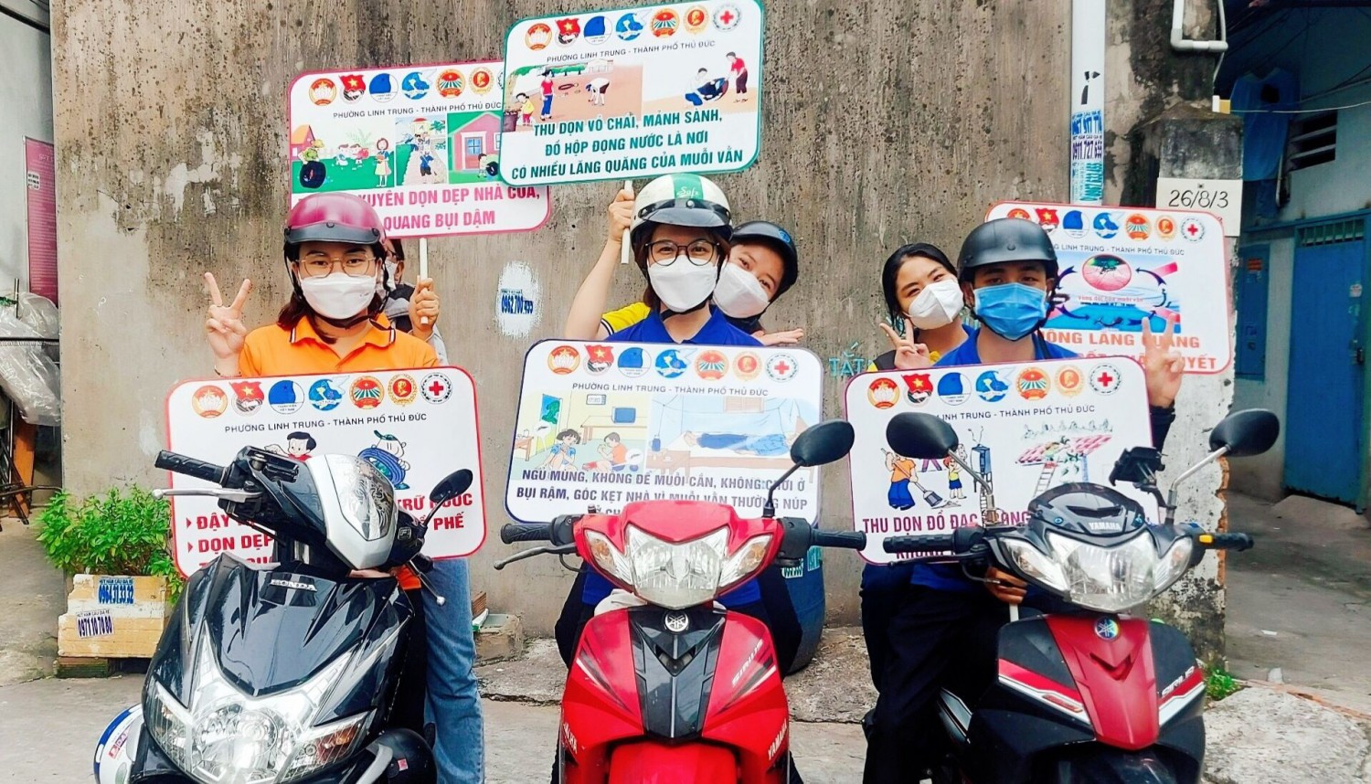 Các bạn trẻ ở đoàn P.Linh Trung (TP.Thủ Đức, TP.HCM) chạy xe máy tuyên truyền về dịch sốt xuất huyết  T.Đ