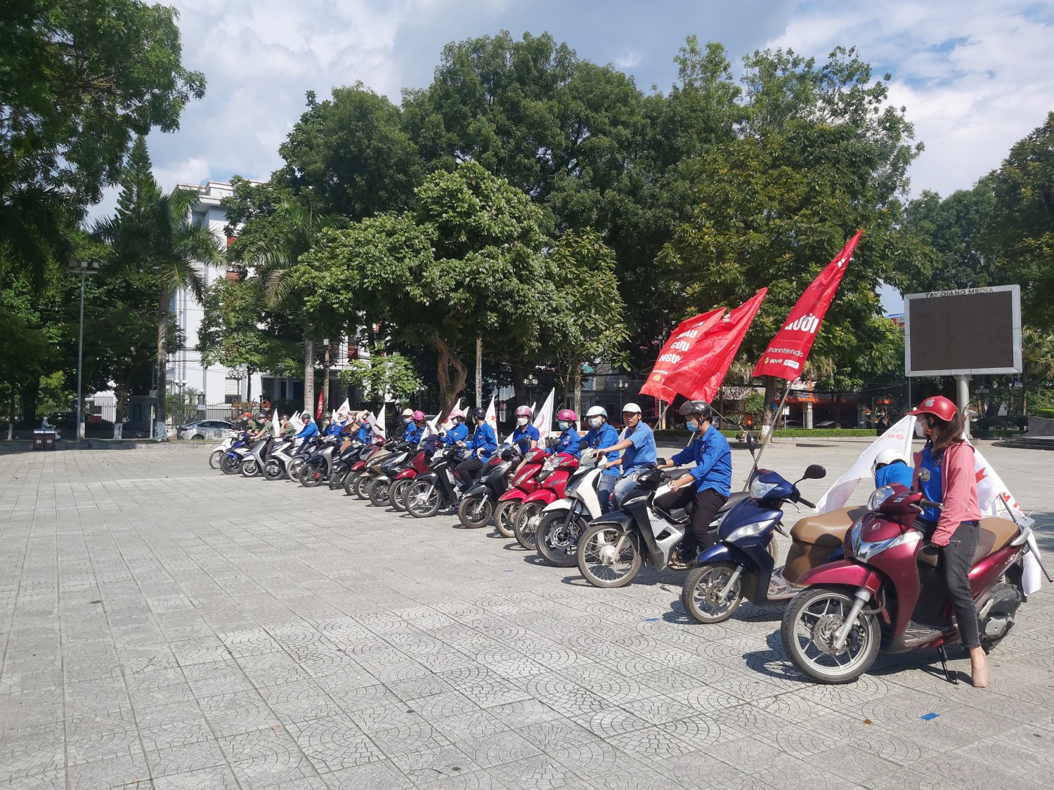 Đoàn viên thanh chuẩn bị xuất phát diễu hành tuyên truyền cổ động chương trình Hành trình đỏ năm 2022