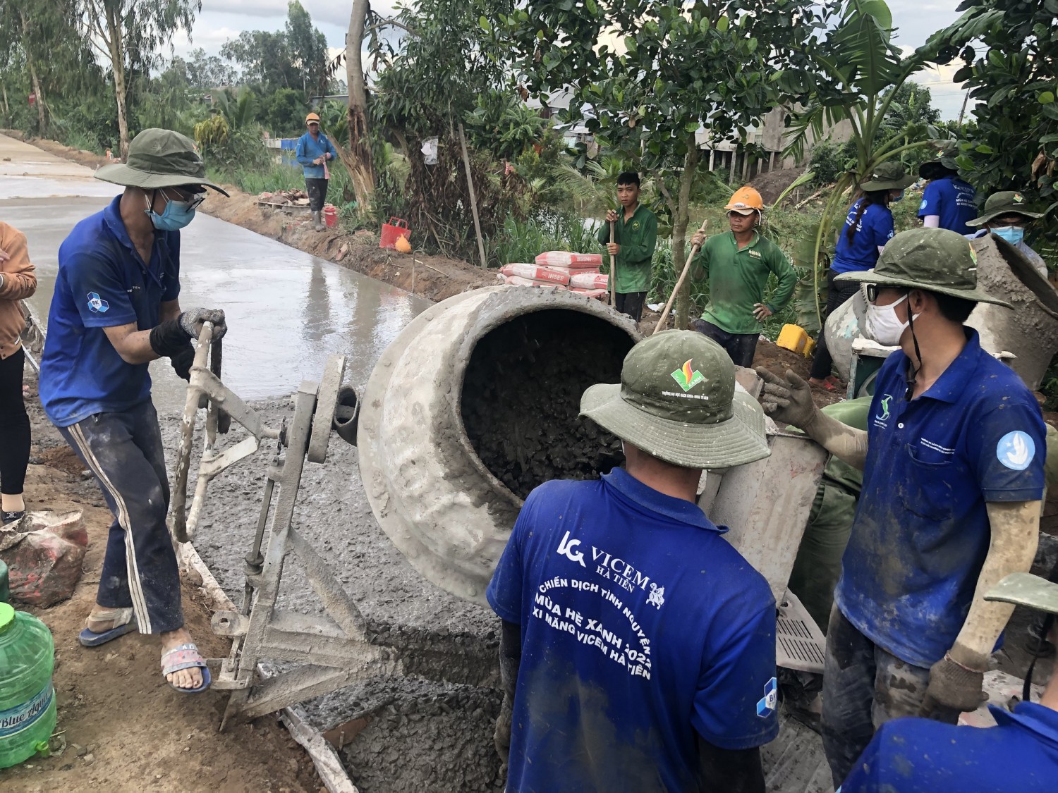 Sinh viên tình nguyện Trường ĐH Bách khoa TP.HCM xây đường nông thôn ở xã Phú Hiệp, H.Tam Nông, Đồng Tháp