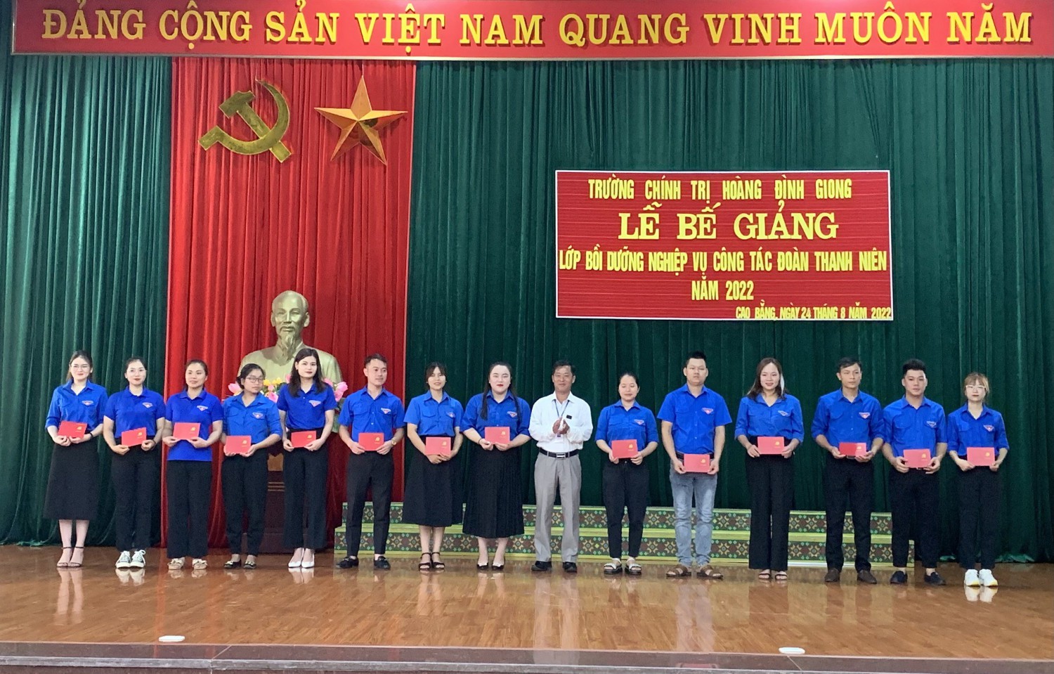 Đồng chí Nông Hoàng Hùng – Phó Bí thư Đảng ủy,  Phó hiệu trưởng Trường Chính trị Hoàng Đình Giong  trao chứng chỉ cho học viên