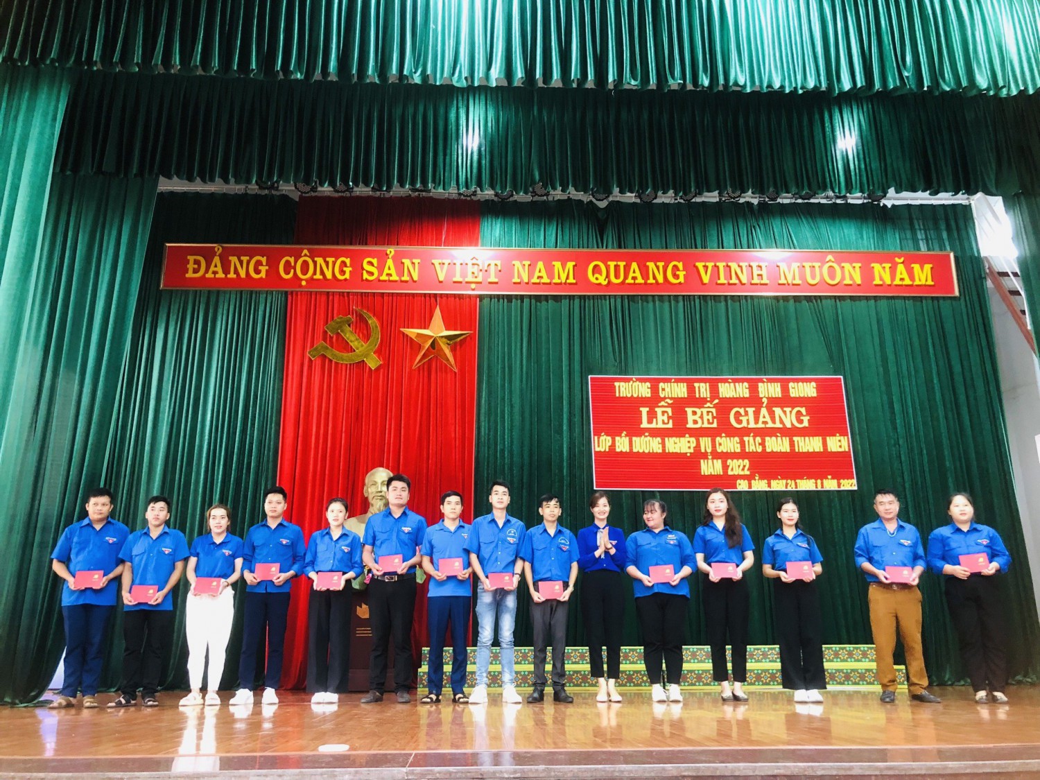 Đồng chí Tô Phương Chi trao giấy chứng nhận cho học viên trong Lễ bế giảng