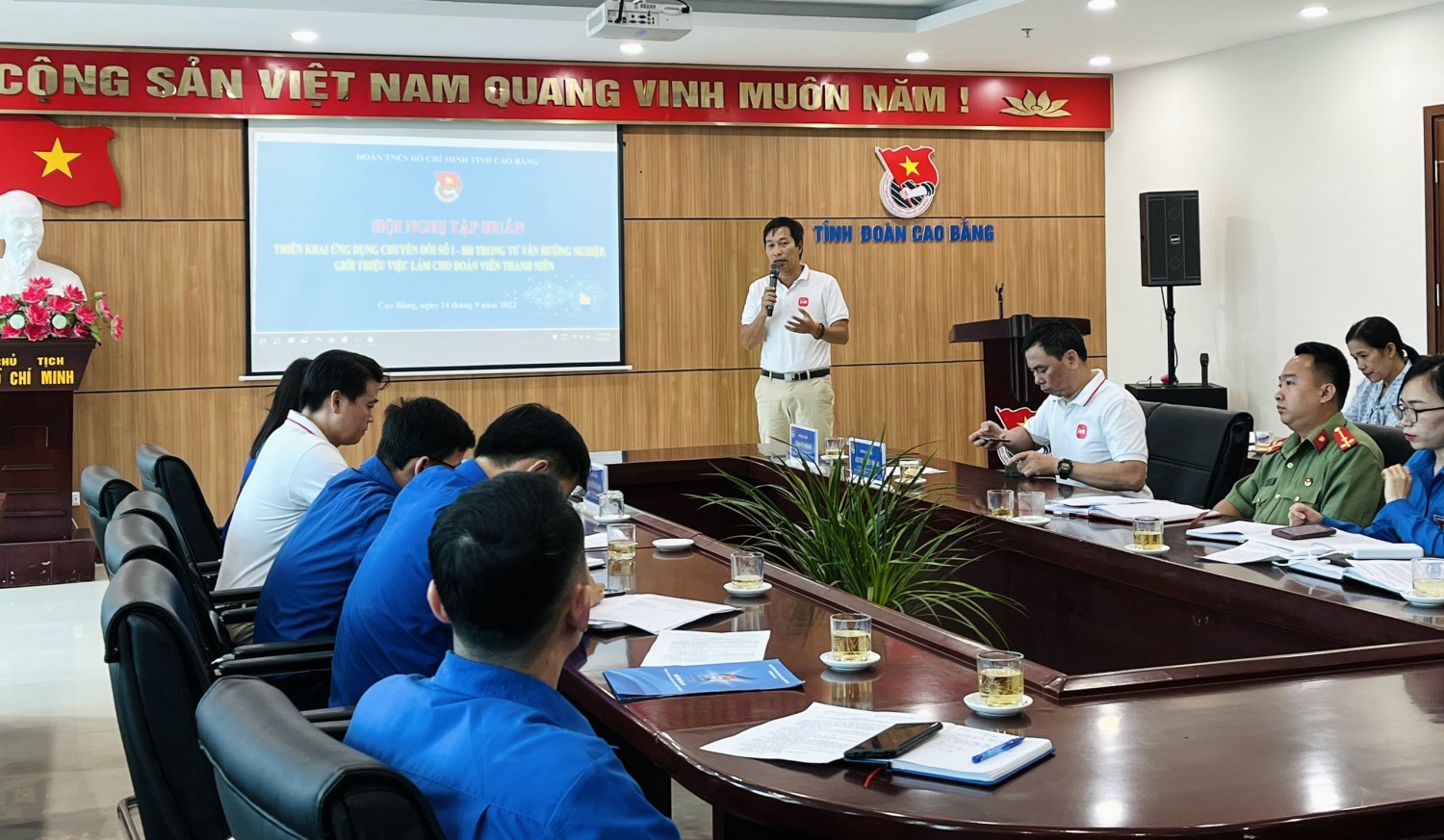 Anh Trần Vũ Thành - Chủ tịch HĐQT Công ty Cổ phần Nhân lực chất lượng cao (CLC) trao đổi tại Hội nghị