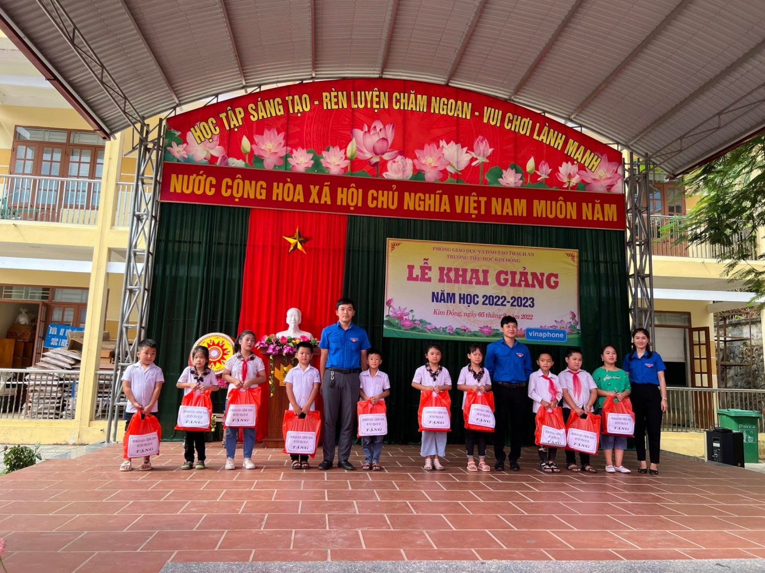 Chi Đoàn Dân – Chính – Đảng tặng quà cho các em học sinh tại trường Tiểu học Kim Đồng.