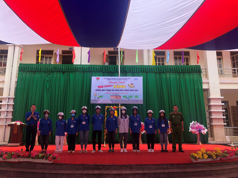 Ban tổ chức chương trình đã trao tặng mũ bảo hiểm cho 10 em học sinh có thành tích  xuất sắc nhất trong cuộc thi Rung chuông vàng.