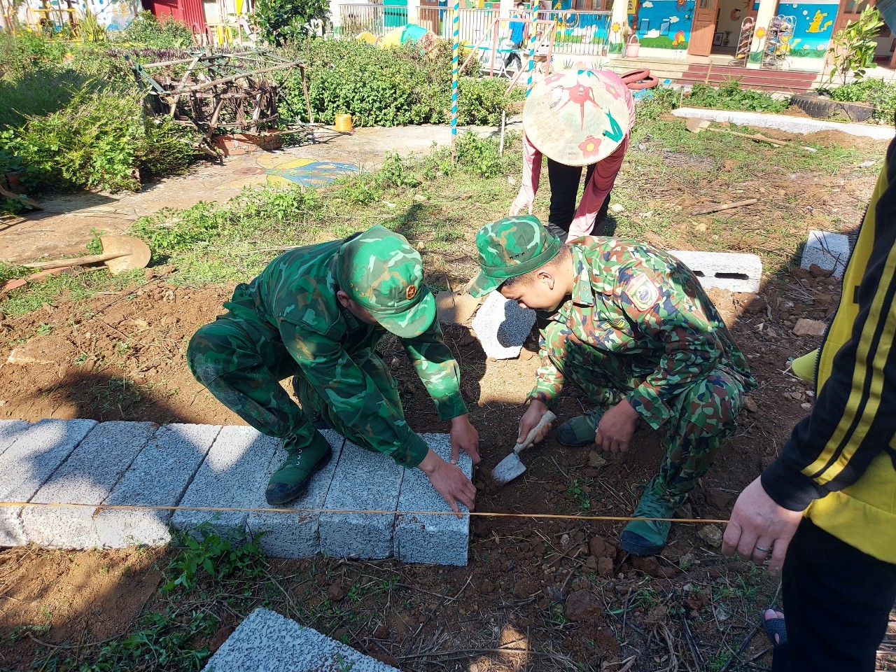 Tuổi trẻ Bộ đội biên phòng tổ chức lao động xây dựng khuôn viên vườn hoa cây cảnh cho trường mầm non Ngọc Khê.