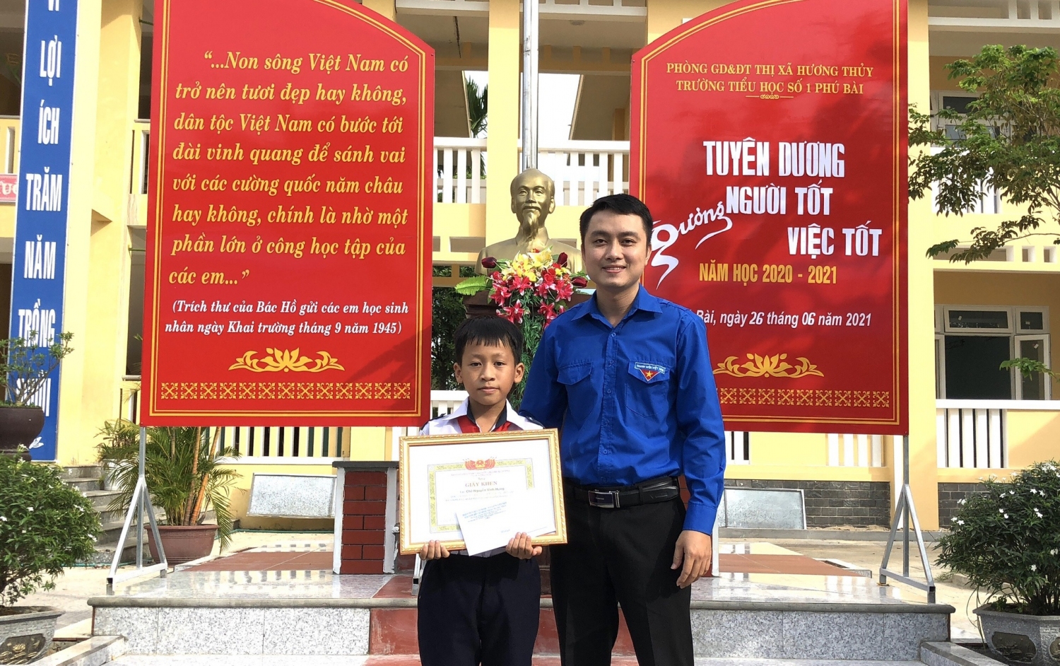 Em Chế Vĩnh Hưng đóng góp toàn bộ tiền thưởng 1 triệu đồng vào Quỹ phòng chống dịch Covid-19 của P.Phú Bài, Thừa Thiên Huế