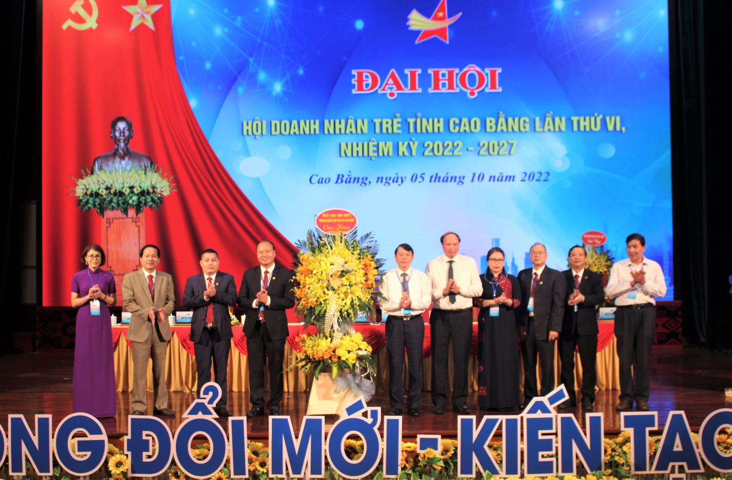 2 Chủ tịch UBND tỉnh Hoàng Xuân Ánh chúc mừng Đại hội Hội Doanh nhân trẻ tỉnh khóa VI