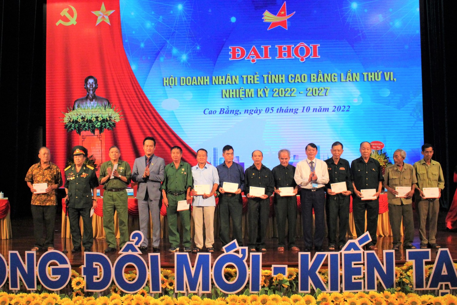 3 Lãnh đạo Trung ương Hội Doanh nhân trẻ Việt Nam và UBND tỉnh tặng quà các nạn nhân chất độc da camdioxin trên địa bàn tỉnh