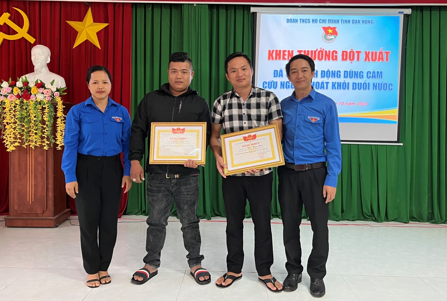 Đồng chí Trương Văn Bình   Phó Bí thư Tỉnh đoàn, Chủ tịch Hội Liên hiệp Thanh niên Việt Nam tỉnh (ngoài cùng bên phải) trao tặng Bằng khen cho 2 thanh niên có hành động dũng cảm