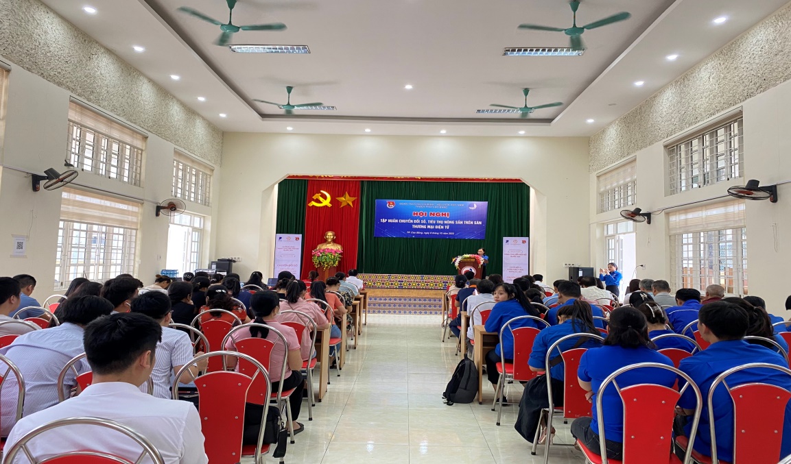 Đoàn viên, thanh niên và nhân dân phường Hợp Giang tham gia tập huấn chuyển đổi số.