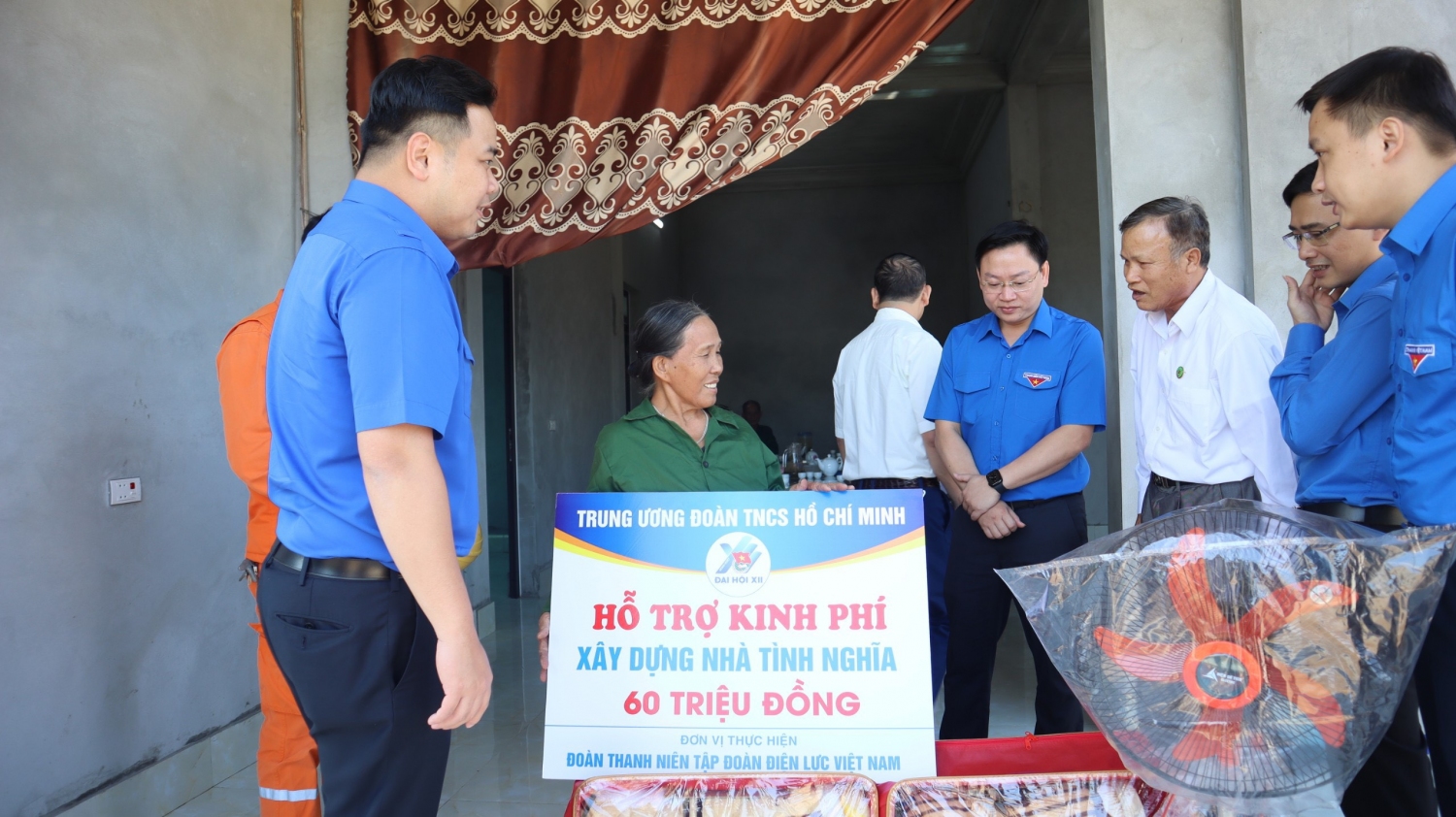 Đoàn công tác Trung ương Đoàn, Đoàn Thanh niên Tập đoàn Điện lực Việt Nam trao tặng kinh phí hỗ trợ xây dựng nhà tình nghĩa cho gia đình bà Dương Thị C