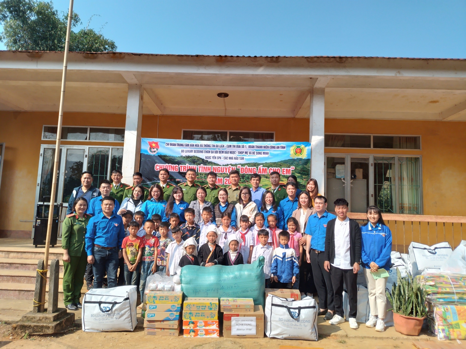 Các đơn vị và các nhà hảo tâm tặng quà cho học sinh Trường Tiểu học Quang Thành (Nguyên Bình).