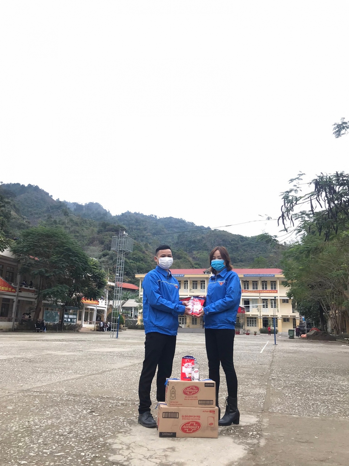 Cán bộ huyện Đoàn Bảo Lâm tặng nước rửa tay cho 2 trường THPT Bảo Lâm và Lý Bôn.