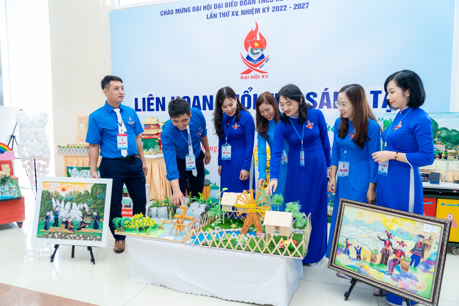 Đại biểu thăm quan các sản phẩm sáng tạo tại Đại hội đại biểu Đoàn TNCS Hồ Chí Minh tỉnh Cao Bằng, nhiệm kỳ 2022 - 2027
