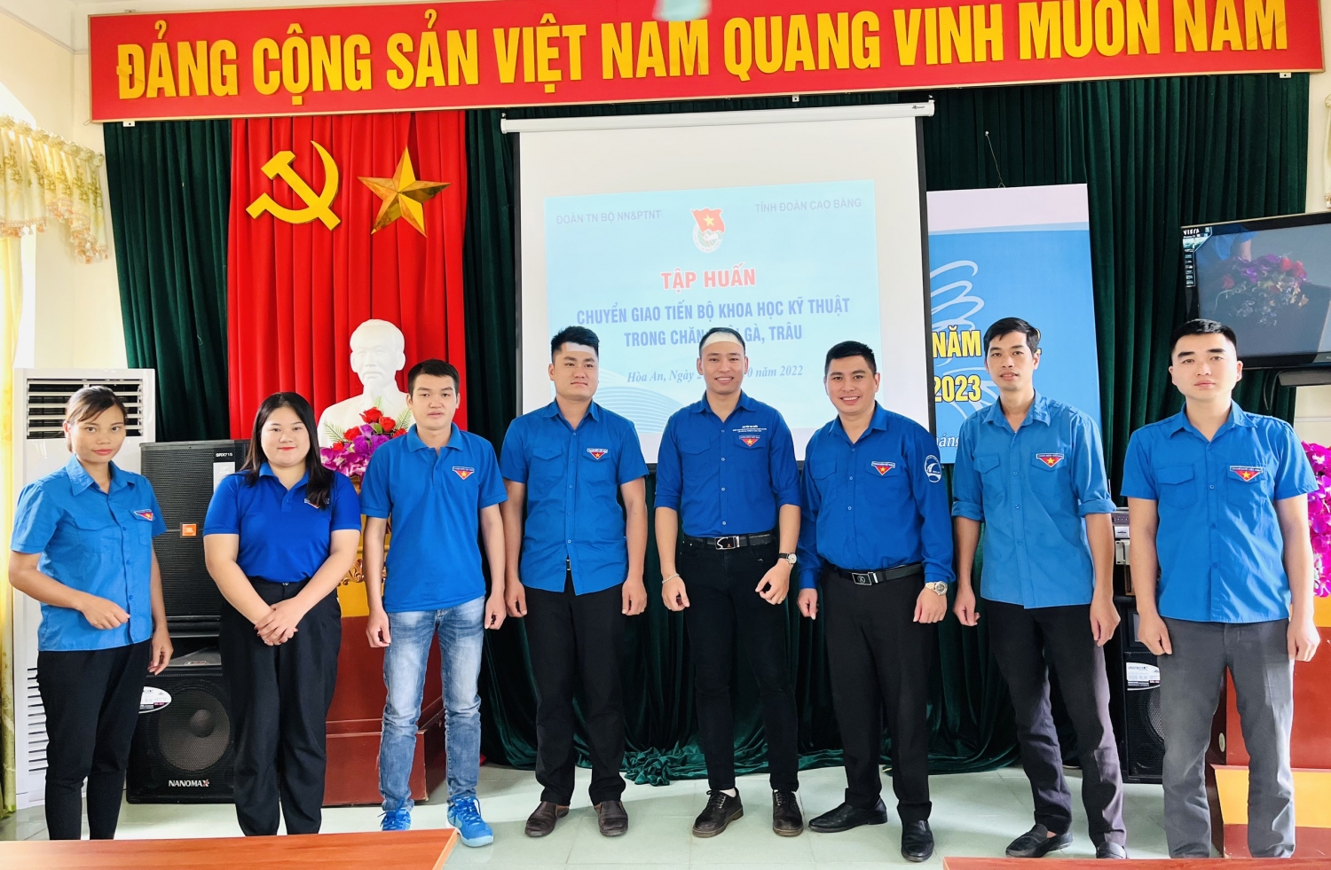 Đc Nguyễn Phạm Trung Nguyên – Phó Bí Thư Chi Đoàn Viện Chăn nuôi và các ĐVTN.