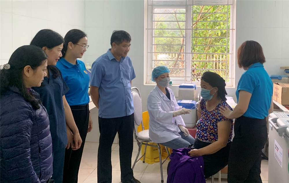 Đoàn kiểm tra công tác tiêm chủng vắc xin phòng COVID 19 tại Trạm Y tế xã Sơn Lập, huyện Bảo Lạc