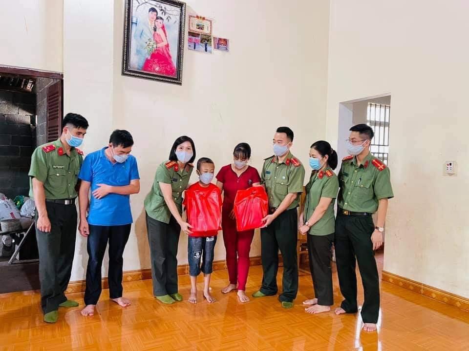 Đoàn thanh niên - Hội Phụ nữ Công an thăm, tặng quà con cán bộ, chiến sĩ công tác tại Công an xã Sóc Hà, huyện Hà Quảng