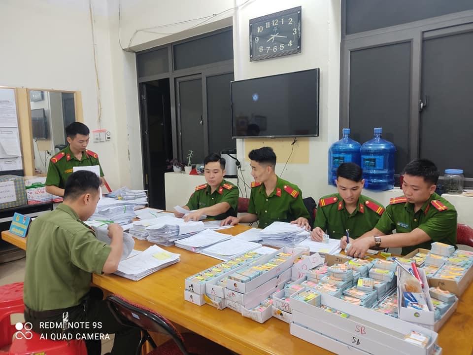 Đoàn viên thanh niên Công an tỉnh tình nguyện sắp xếp hồ sơ căn cước công dân vào các buổi tối tại Công an thành phố Cao Bằng