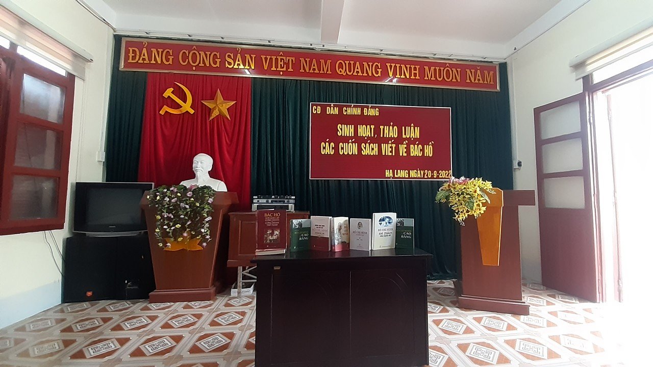 Chi đoàn Dân chính Đảng tổ chức sinh hoạt triển khai học tập chuyên đề chuyên đề về Học tập và làm theo tư tưởng, đạo đức, phong cách Hồ Chí Minh năm 2022 và  thảo luận các cuốn sách viết về Bác Hồ.