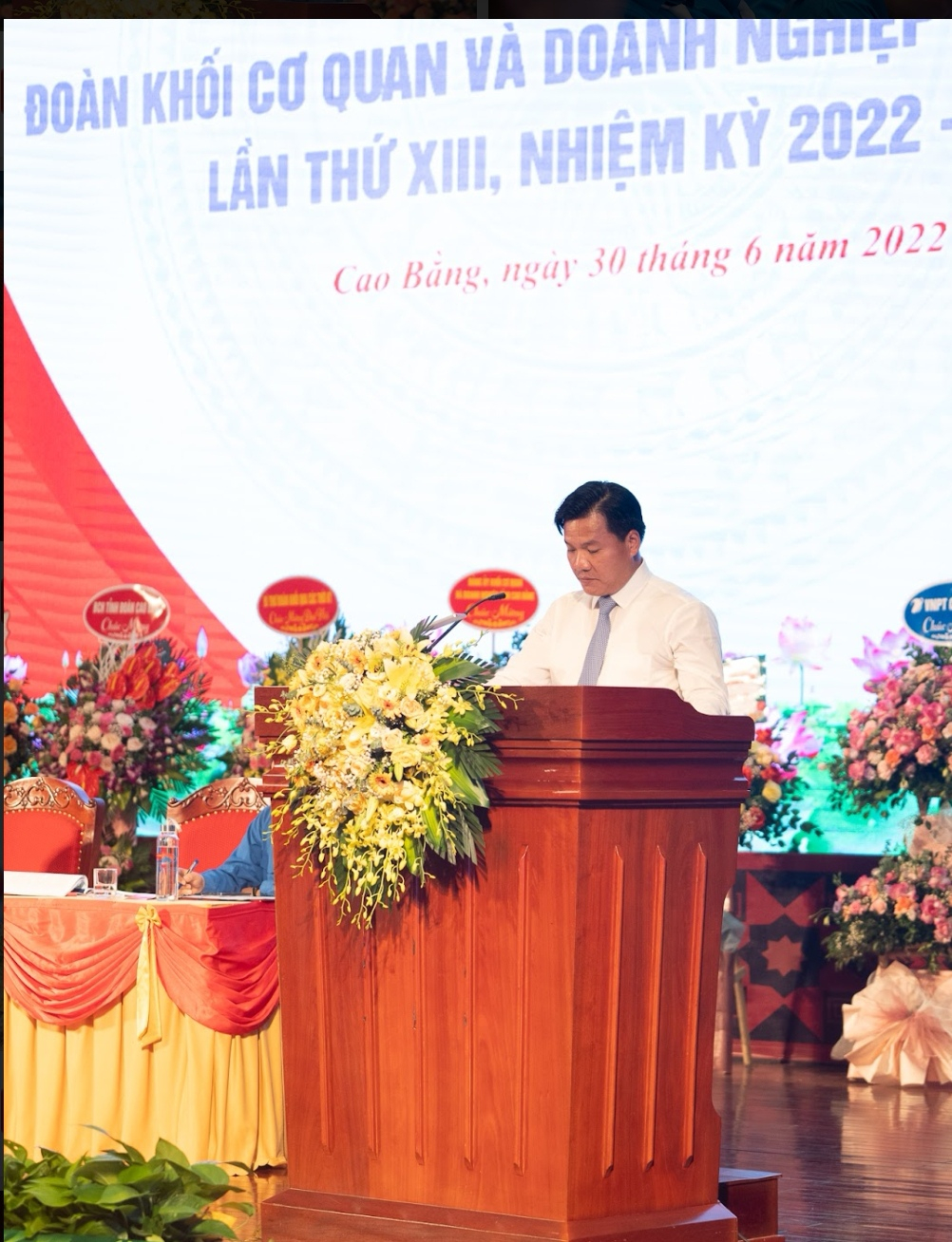 Đ/c Trịnh Trường Huy – Bí thư Đảng ủy Khối cơ quan và doanh nghiệp tỉnh giải đáp thắc mắc của đoàn viên.